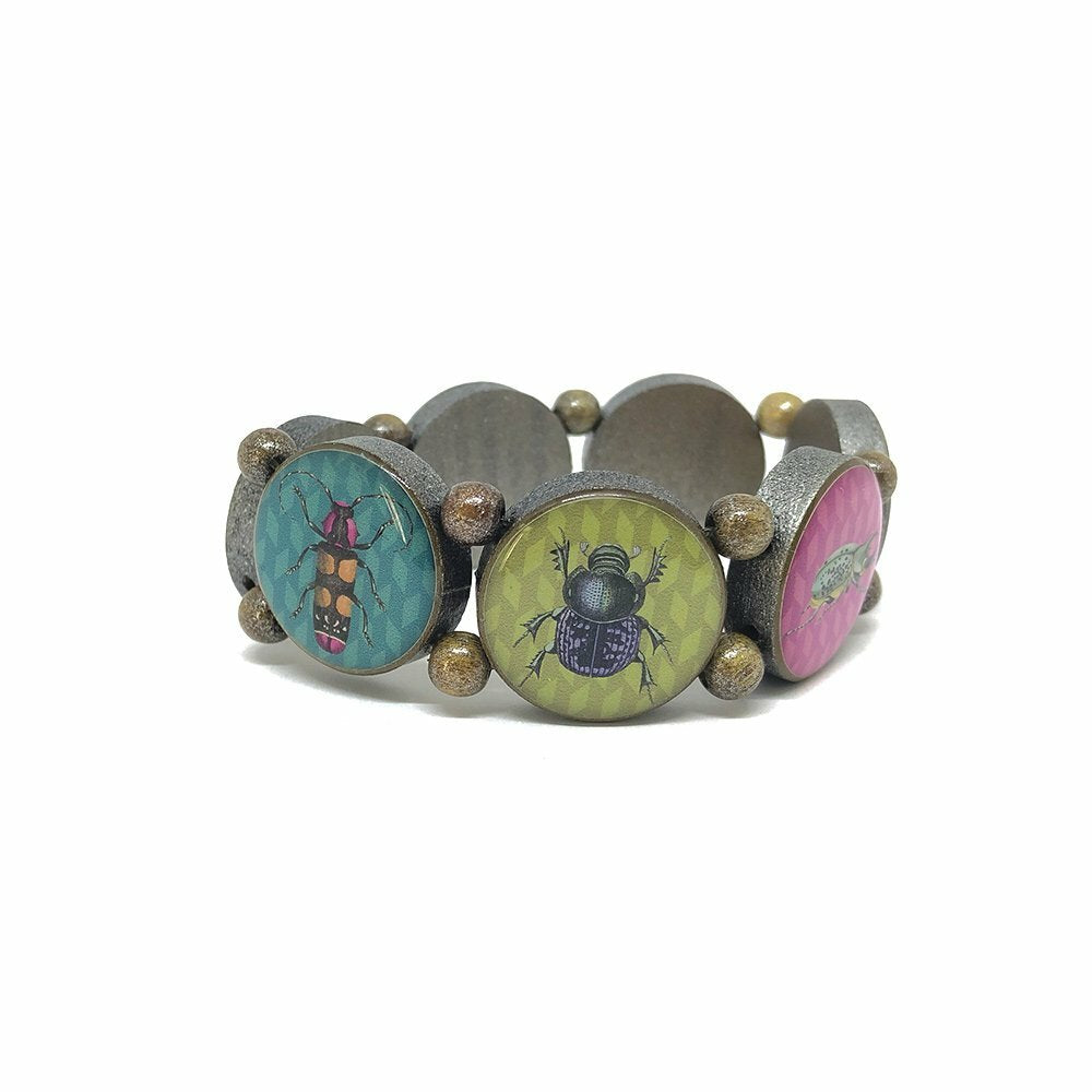 Bracelet en bois marron avec pigments argentés et motifs scarabées