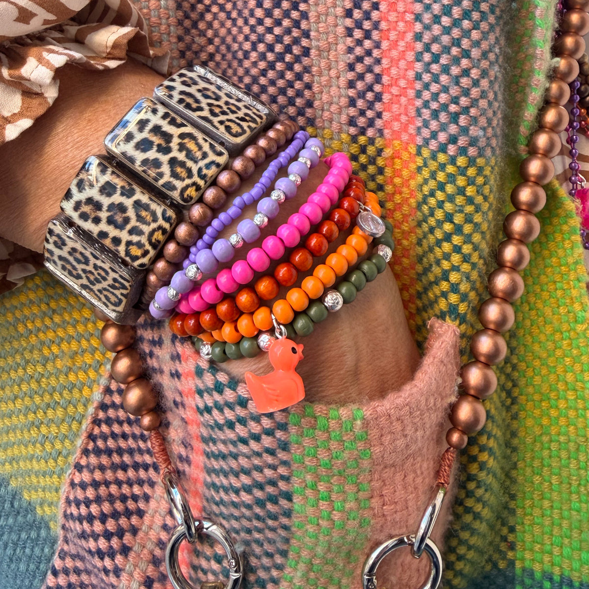 Statement Holzarmband mit Silberpigmenten und Leoprint