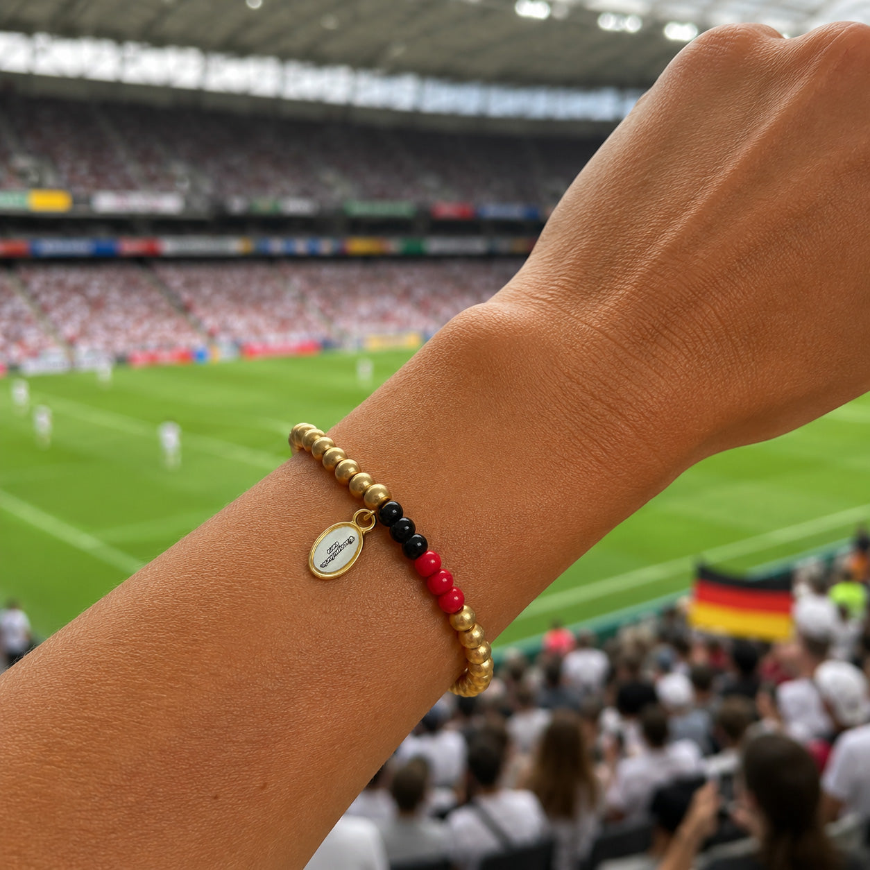 Goldenes Perlenarmband mit Deutschland Farbakzent in Schwarz Rot Gold für Damen im Stadion