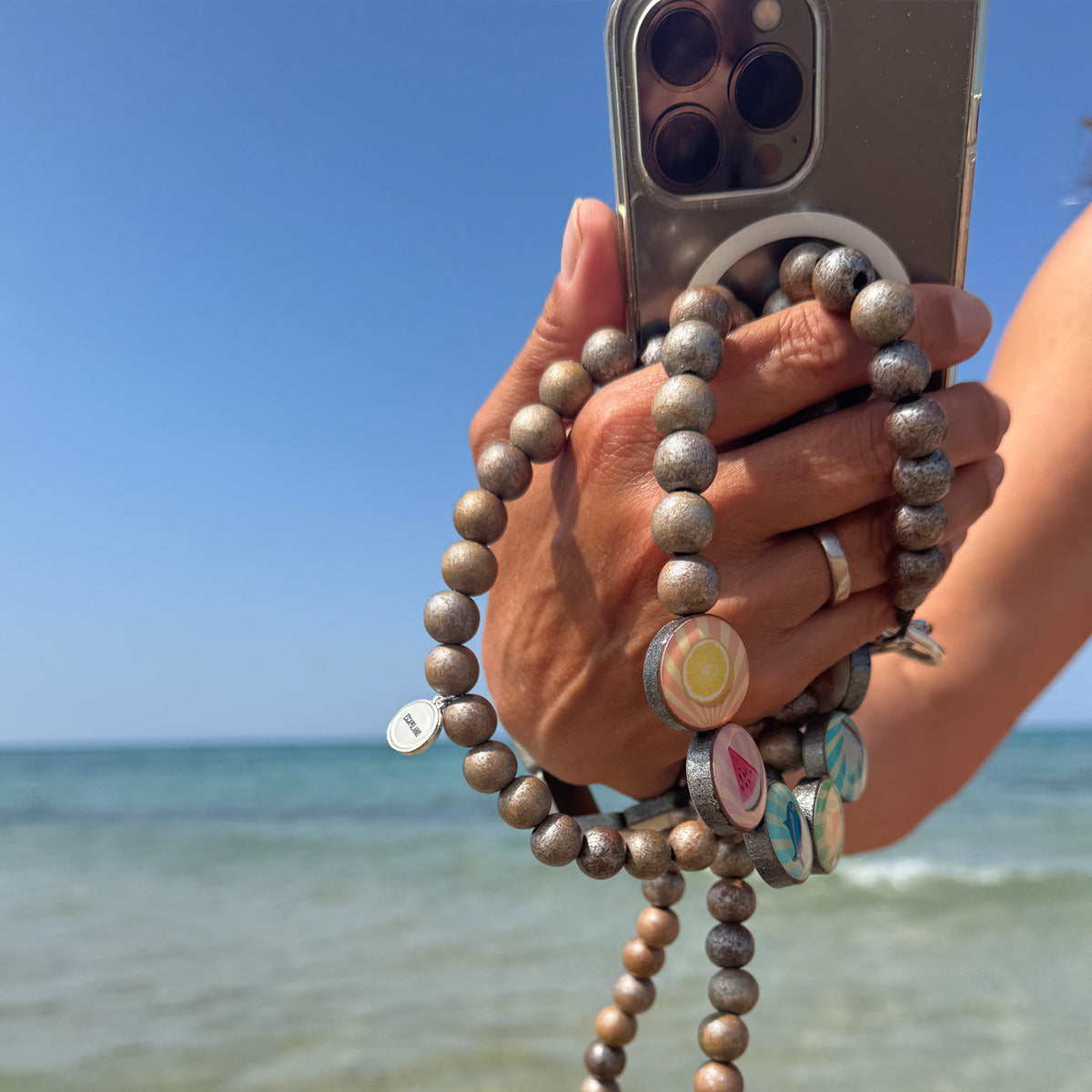 Escapulario Handykette Beach aus bunten Holzperlen mit Karabinern als lässiges Strand-Smartphone-Accessoire für Damen.