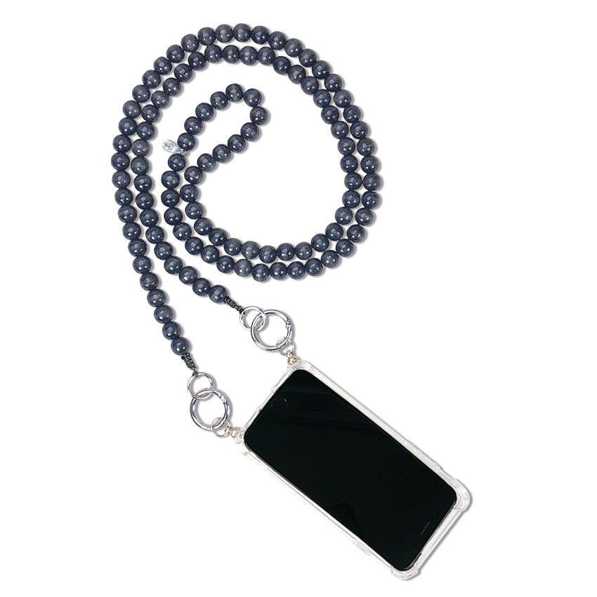 Escapulario Handykette in Grau mit dezenten Perlen und Metallkarabinern als minimalistisches Smartphone-Accessoire.