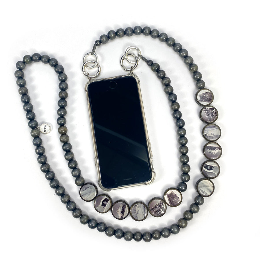 Escapulario Handykette Grau Winterlandschaft mit kühlen Grau- und Weißtönen sowie Karabinern als dezentes Winter-Accessoire für dein Smartphone.