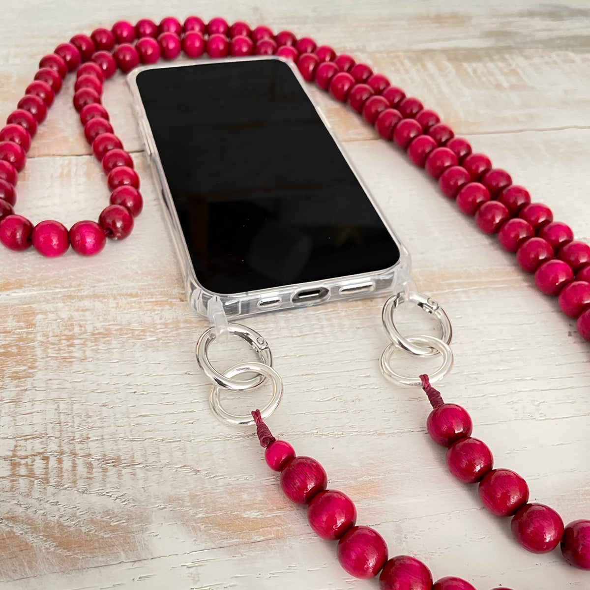 Escapulario Handykette in Pink mit leuchtenden Perlen und Metallkarabinern als verspieltes Handyband für Frauen.