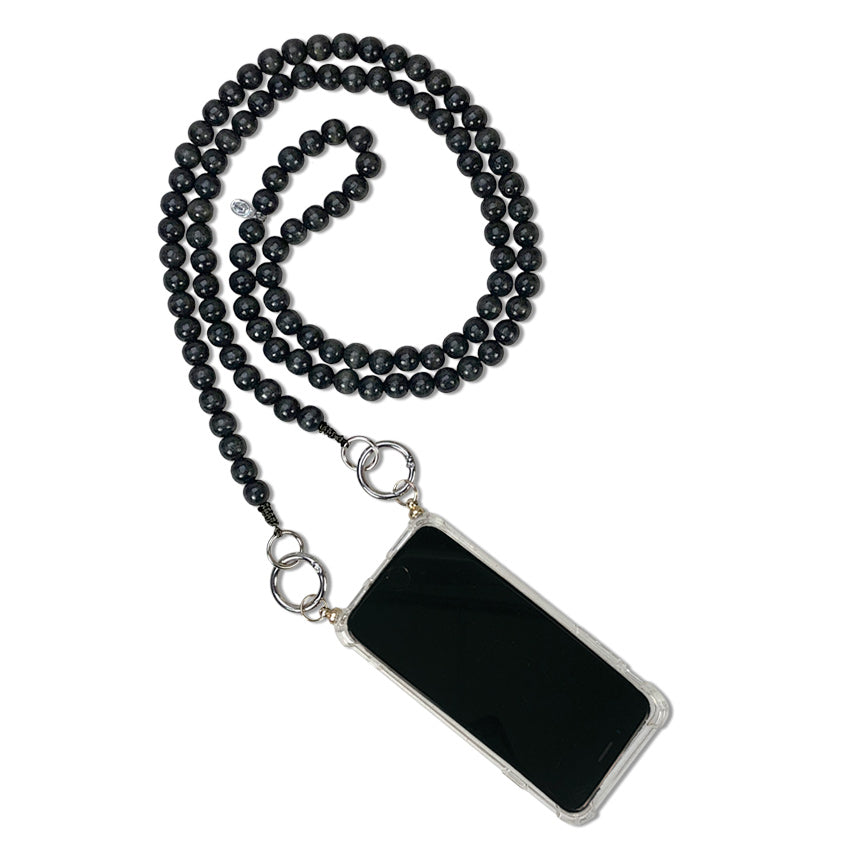 Escapulario Handykette in Schwarz mit Perlenkette und Metallkarabinern als zeitloses Smartphone-Accessoire für Frauen.