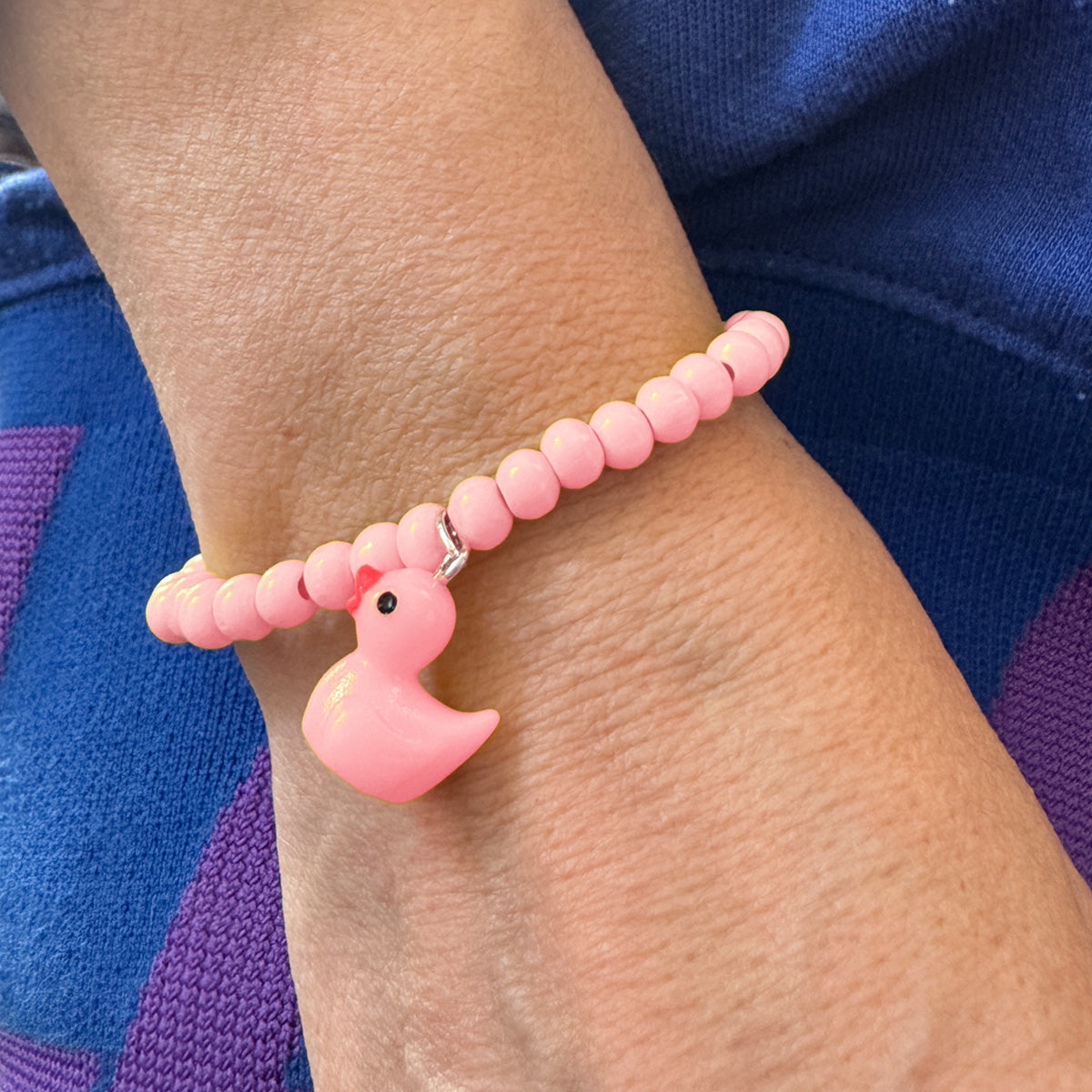 Escapulario Holzarmband in Rosa mit Entenanhänger aus Holzperlen als süßes Armband für Mädchen und junge Frauen.