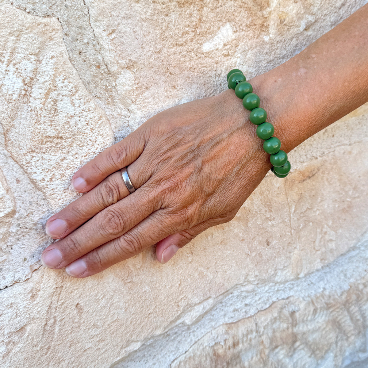 Escapulario Holzarmband in Bambus aus 12mm Perlen mit elastischem Band als naturnahes geerdetes Armband für Frauen.