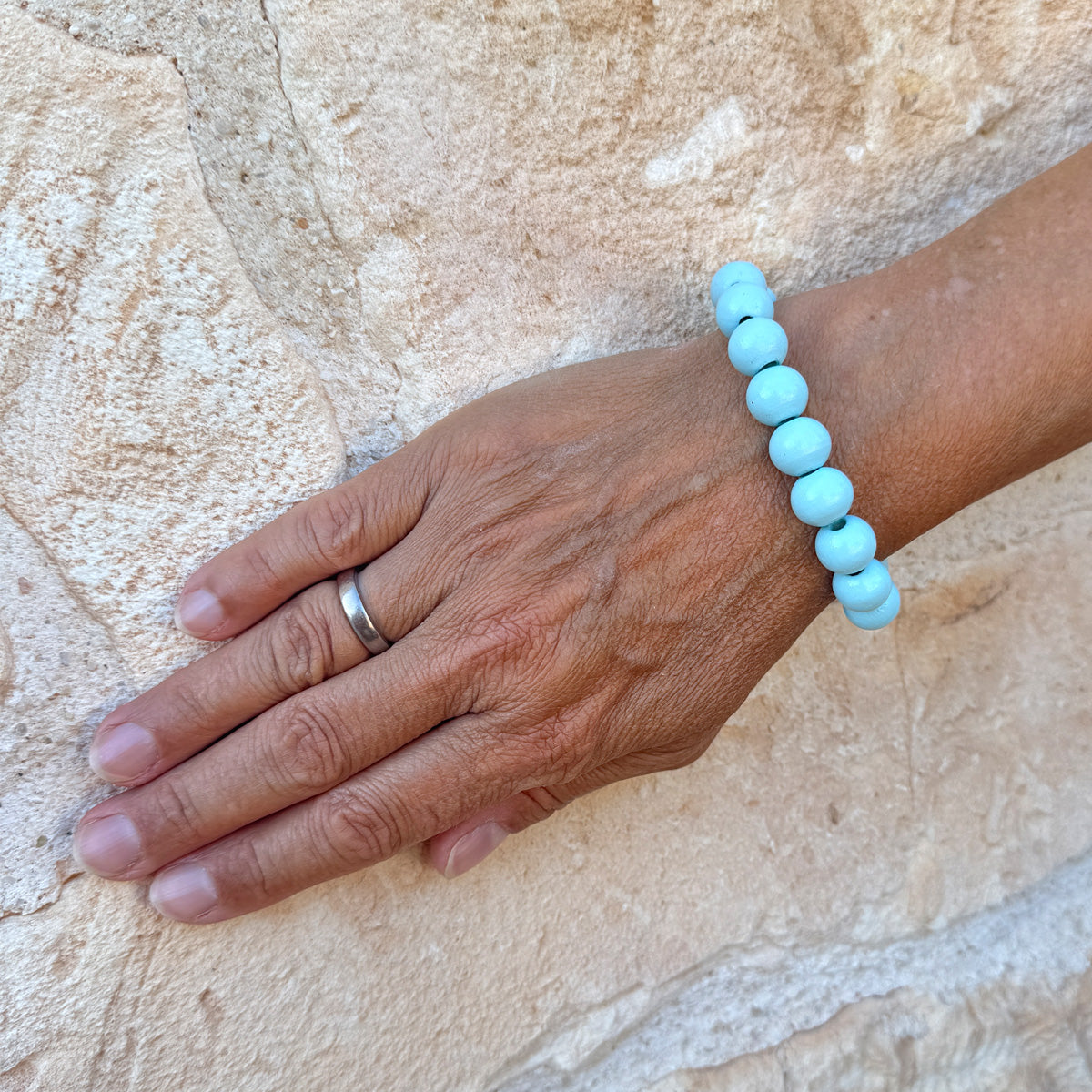 Escapulario Holzarmband in Skyblue aus 12mm Perlen mit elastischem Band als leichtes himmelsblaues Armband für Damen.