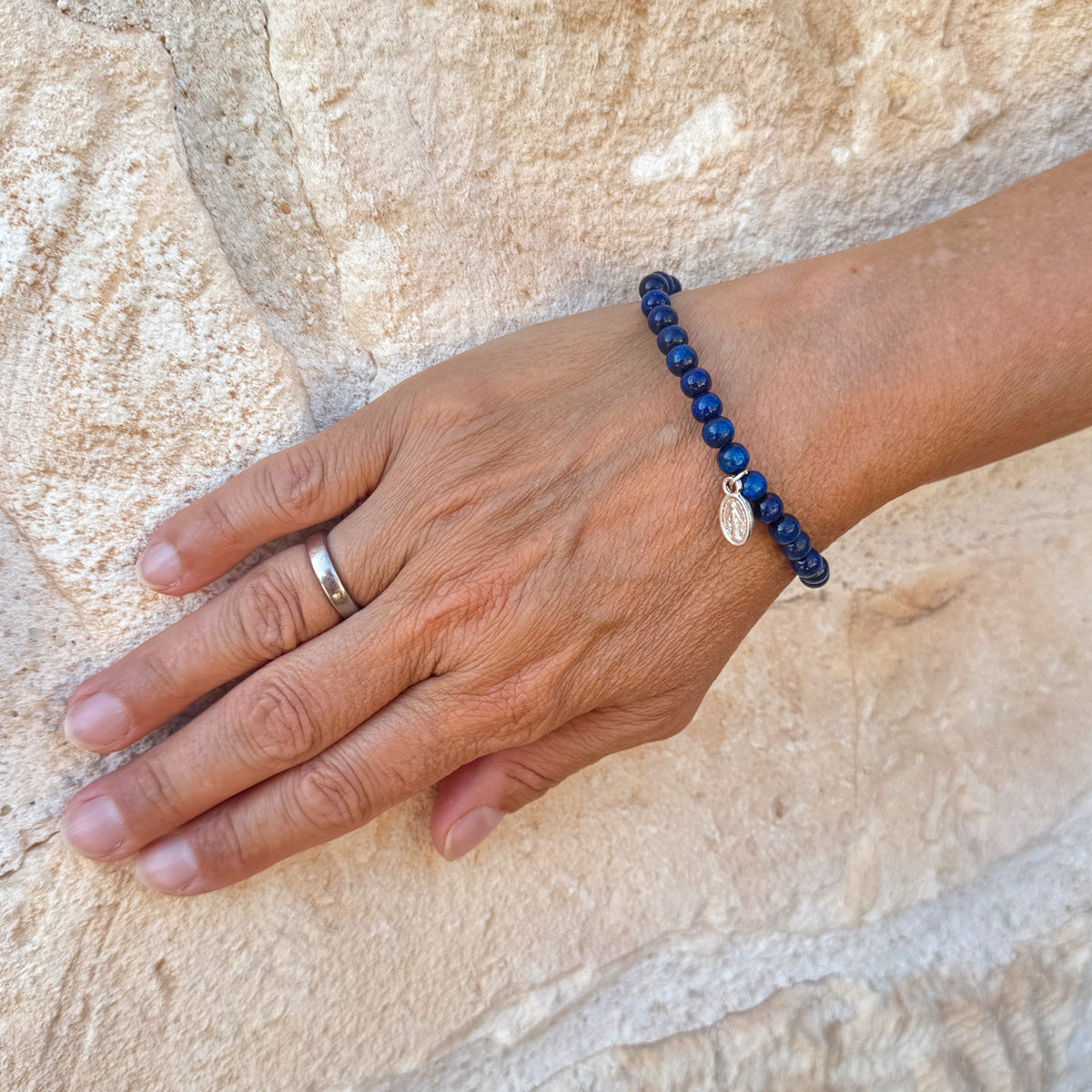 Escapulario Holzperlenarmband in Blau aus 6mm Holzperlen mit elastischem Band als klassisches frisches Accessoire für modebewusste Frauen.