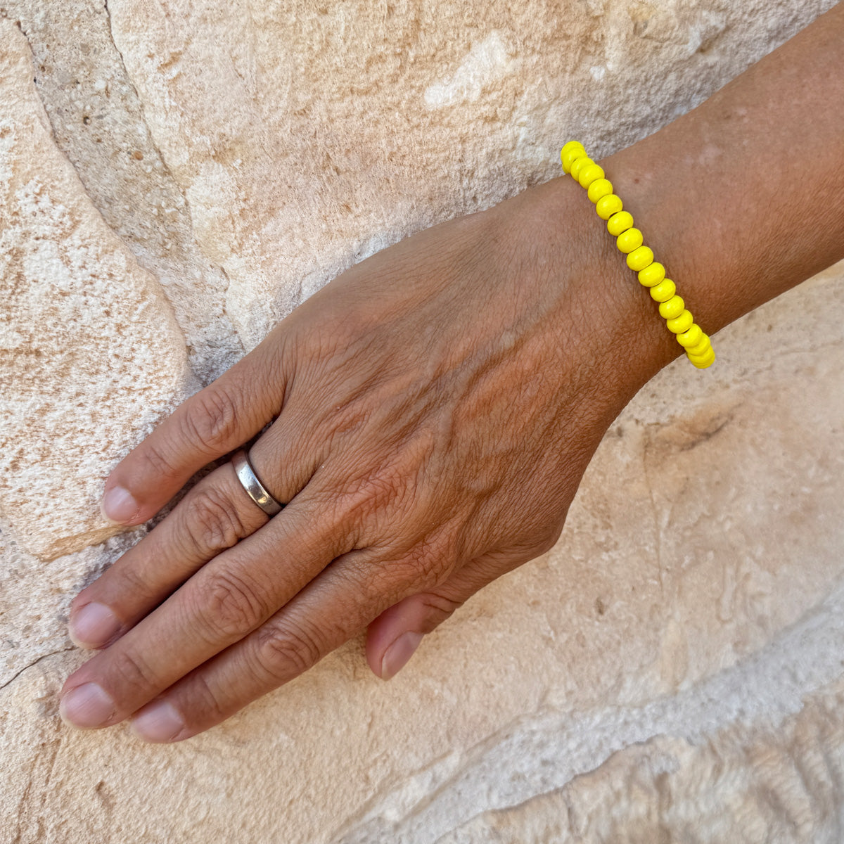 Escapulario Holzperlenarmband in Gelb aus 6mm Holzperlen mit elastischem Band als fröhlich buntes Sommer Armband für Damen.