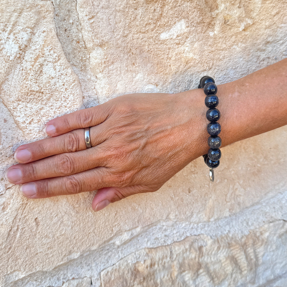 Escapulario Holzperlenarmband in Grau aus 12mm Holzperlen mit elastischem Band als schlichtes vielseitiges Accessoire für Frauen.
