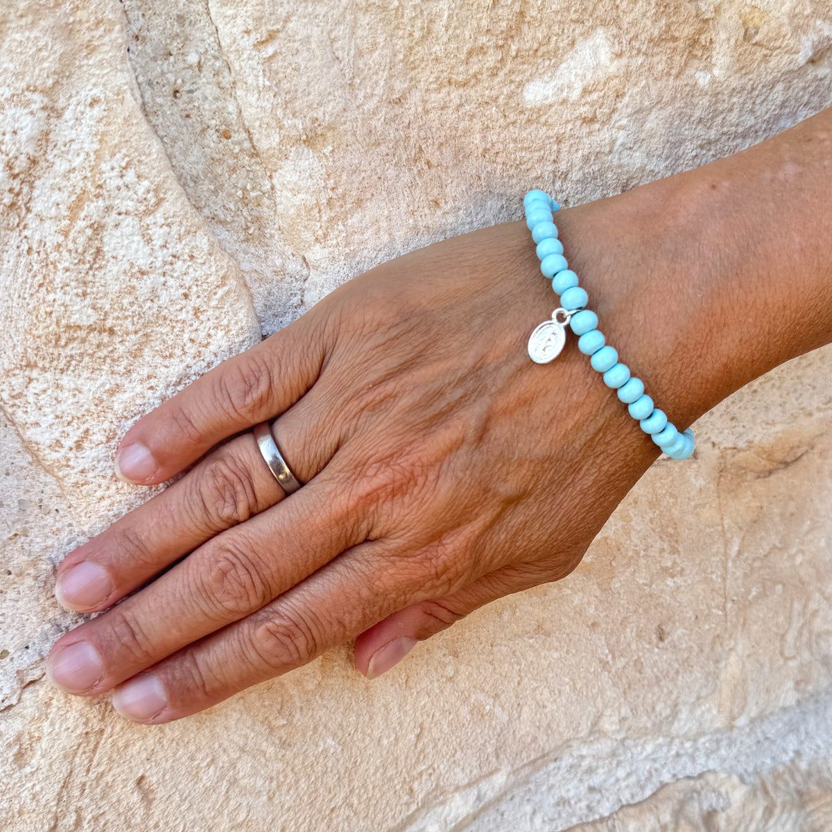 Escapulario Holzperlenarmband in Hellblau aus 6mm Holzperlen mit elastischem Band als leichtes sommerliches Accessoire für Frauen.