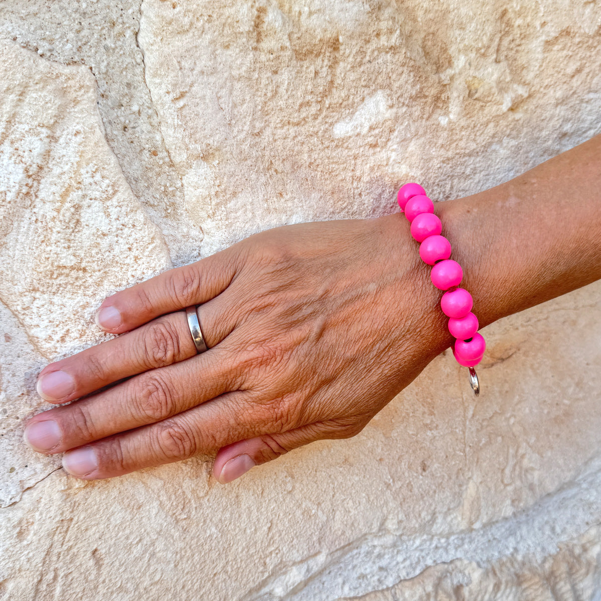 Escapulario Holzperlenarmband in Lipstick aus 12mm Holzperlen mit elastischem Band als auffälliges Statement Accessoire für Frauen.