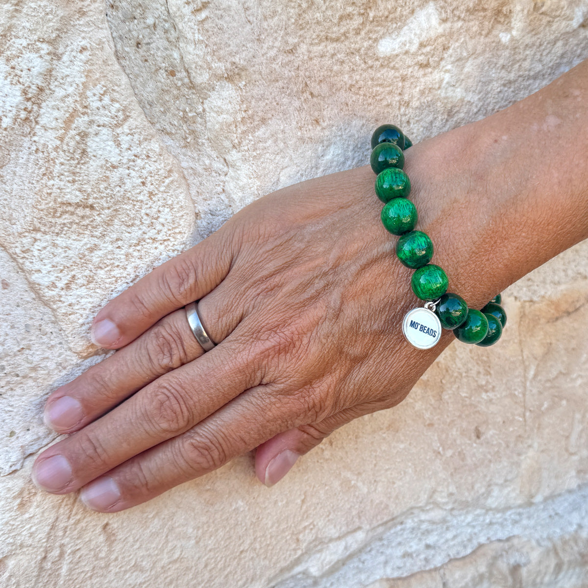 Escapulario Holzperlenarmband in Waldgrün aus 12mm Holzperlen mit elastischem Band als naturnahes sattes Accessoire für modebewusste Damen.