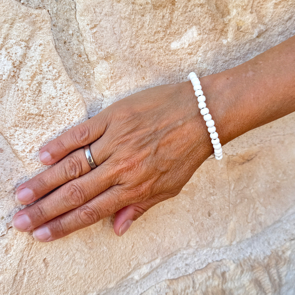Escapulario Holzperlenarmband in Weiss aus 6mm Holzperlen mit elastischem Band als cleanes minimalistisches Accessoire für Frauen.