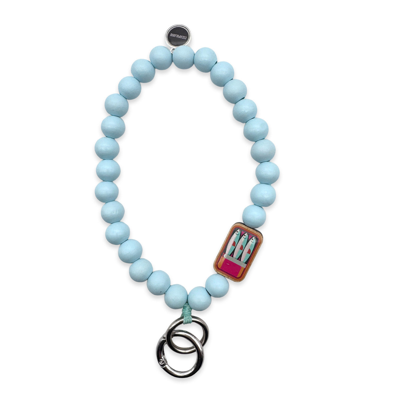 Escapulario Schlüsselkette in Skyblue mit Sardinen-Pin aus Holz, Holzperlen und Schlüsselring als maritimes Accessoire für Damen am Meer.