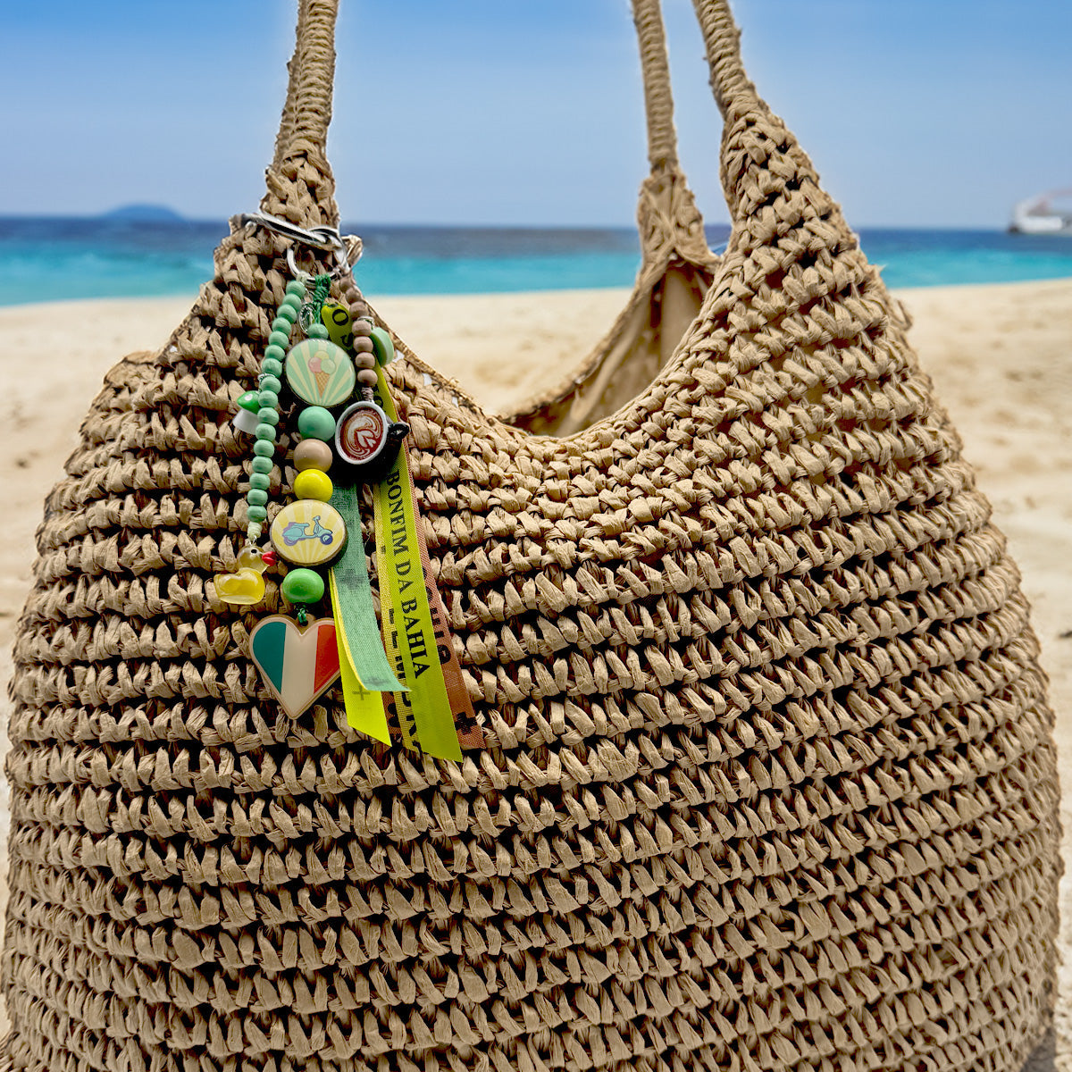Escapulario Taschenanhänger Happy Days als bunter fröhlicher Bagcharm für Taschen und Handtaschen – gute Laune pur für Damen.