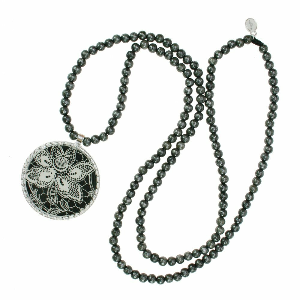 Schwarze  Holzkette mit Medaillon Spitzendruck