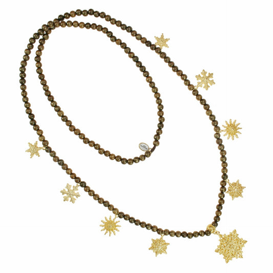 collier en bois marron avec cristaux de neige dorés