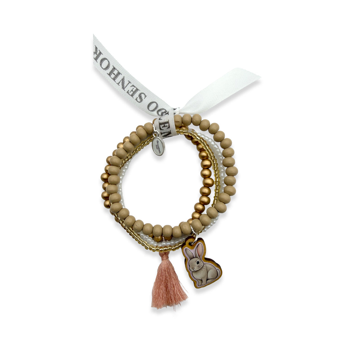 Escapulario Armbandset mit Hasen-Holzpin, beigen und goldfarbenen Holzperlen, weißen Glasperlen, roséfarbener Quaste und weißem Bonfimband.