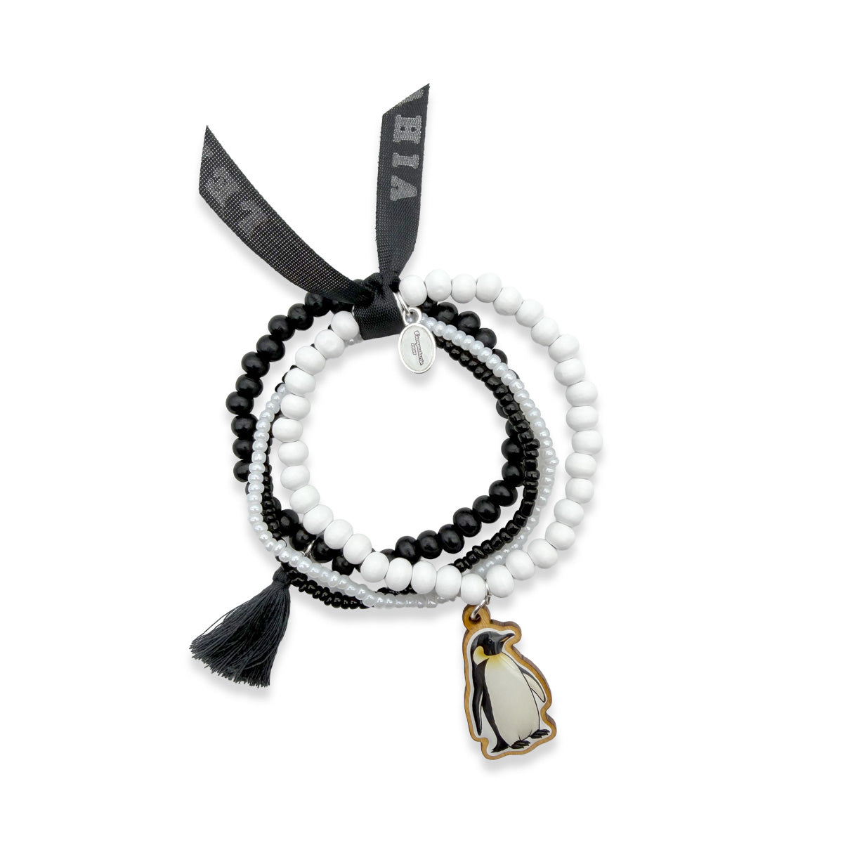 Escapulario Armbandset in Schwarz-Weiß aus Holz- und Glasperlen mit Pinguin-Holzpin, schwarzer Quaste und Bonfimband.