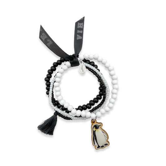 Escapulario Armbandset in Schwarz-Weiß aus Holz- und Glasperlen mit Pinguin-Holzpin, schwarzer Quaste und Bonfimband.