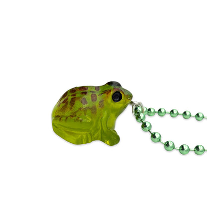 Kugelkette Metallic Grün mit fluoreszierendem Froschanhänger in Grün aus Acryl