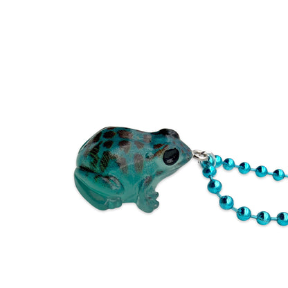 Kugelkette Metallic Blau mit fluoreszierendem Froschanhänger in Petrol aus Acryl