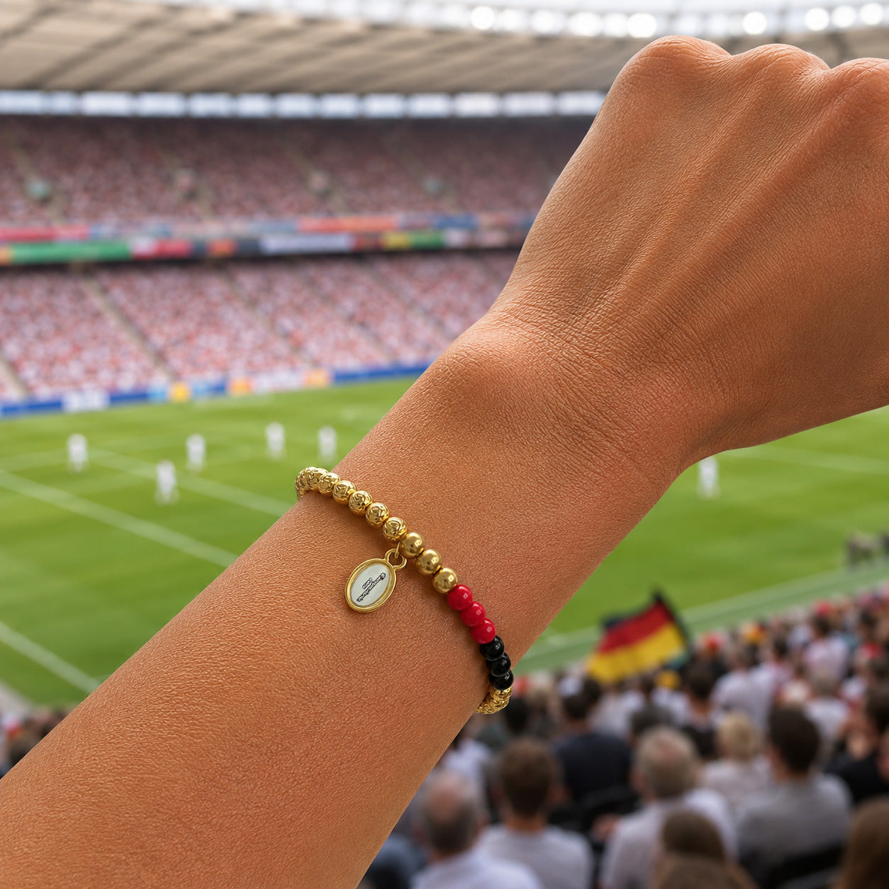 Goldfarbenes Rosenperlenarmband mit Deutschland Farbakzent in Schwarz Rot Gold