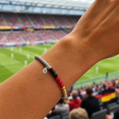 Holzperlen-Armband mit Deutschland Fahne – Hellgrau