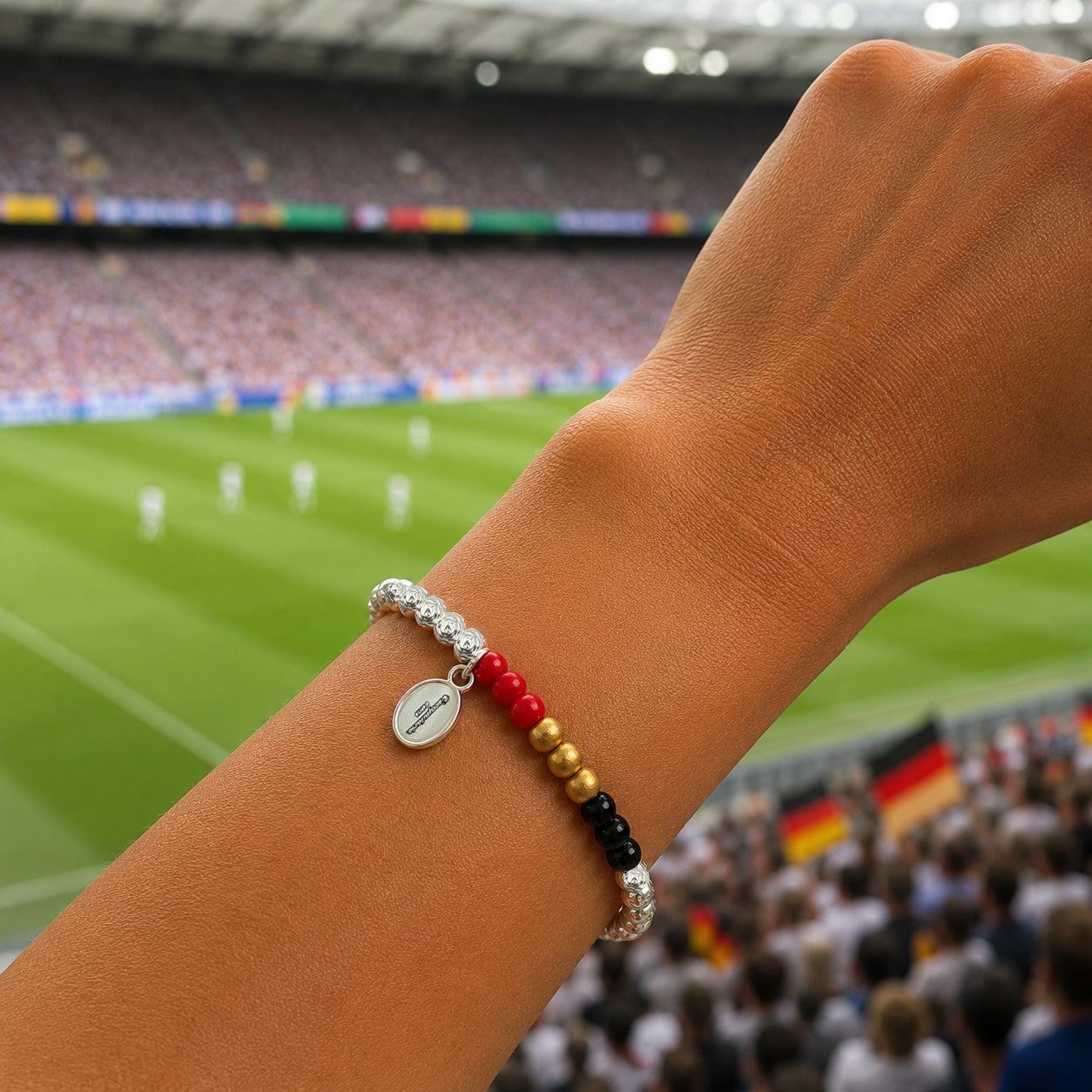 Silberfarbenes Rosenperlenarmband mit Deutschland Farbakzent in Schwarz Rot Gold