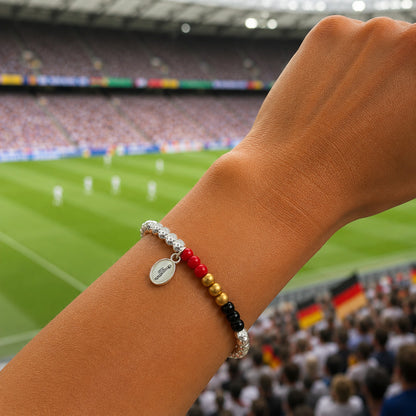 Silberfarbenes Rosenperlenarmband mit Deutschland Farbakzent in Schwarz Rot Gold