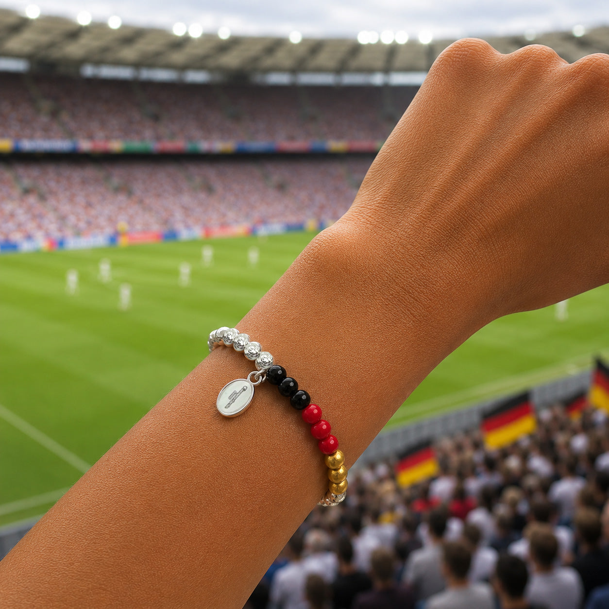 Silberfarbenes Rosenperlenarmband mit Deutschland Farbakzent in Schwarz Rot Gold