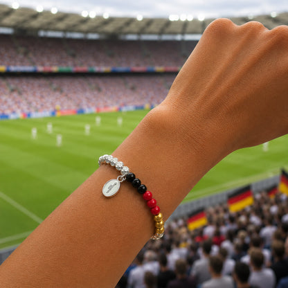 Silberfarbenes Rosenperlenarmband mit Deutschland Farbakzent in Schwarz Rot Gold