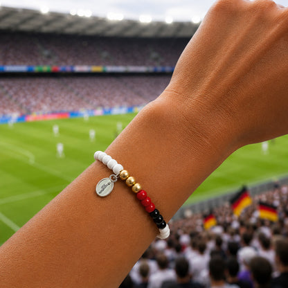 Weisses Perlenarmband mit Deutschland Farbakzent in Schwarz Rot Gold für Damen