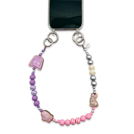 Kurze Handykette aus Holz- und Acrylperlen in Flieder, Rosa und Silber mit Holzpins Norwegerpulli, Handschuh und Hase.