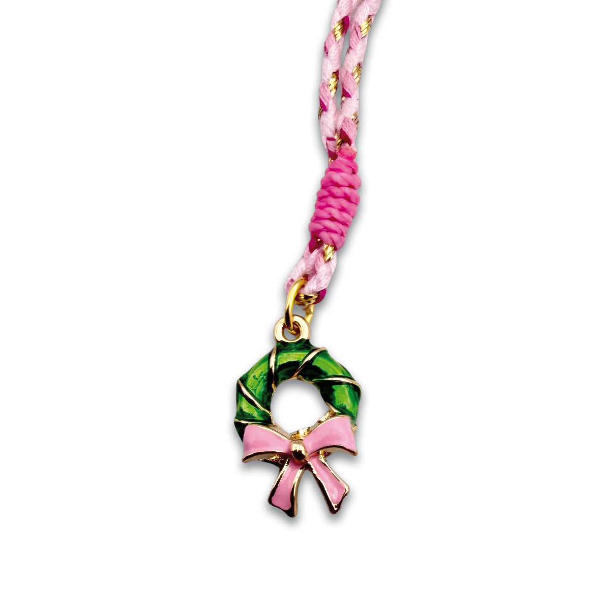 Nahaufnahme des grünen Weihnachtskranz-Anhängers mit goldener Schleife an einer geflochtenen Baumwoll-Stringkette in Rosa, Weiß und Gold von Escapulario.