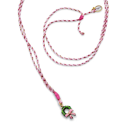 Geflochtene Baumwoll-Stringkette in Rosa, Weiß und Gold mit grünem Weihnachtskranz-Anhänger, goldener Schleife und verstellbarem Makrameeknoten von Escapulario.