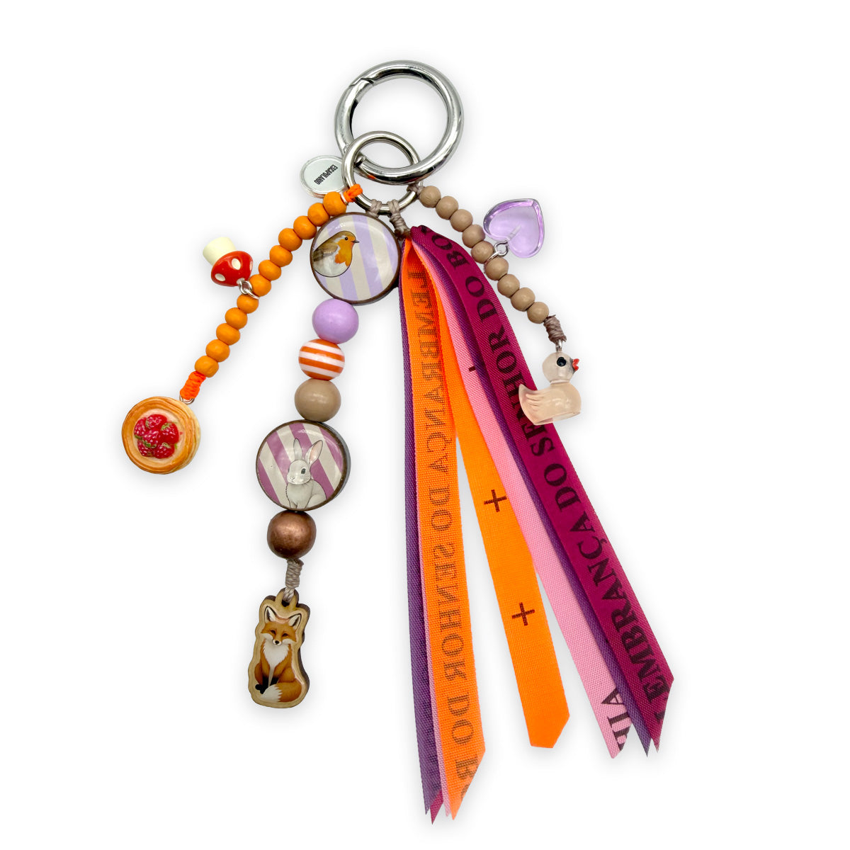 Bunter Taschenanhänger von Escapulario mit Fuchs Holzpin, Hase, Rotkehlchen, Holzperlen, Bonfim Glücksbändern in Orange und Pink sowie silbernem Karabinerring.