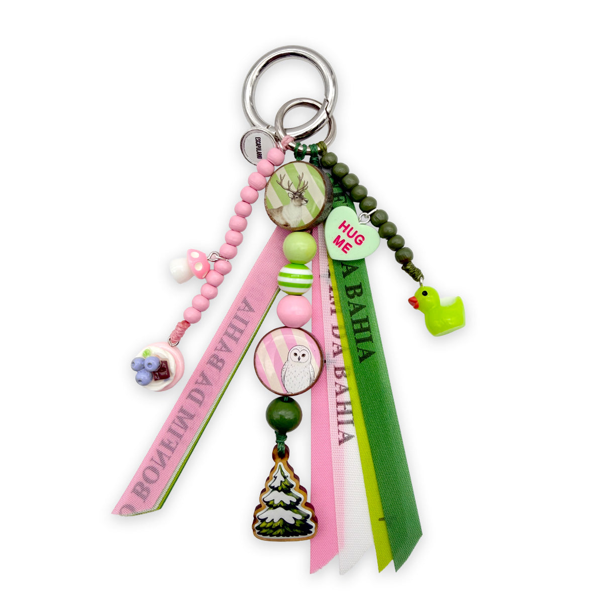 Bunter Taschenanhänger von Escapulario mit Tannenbaum, Hirsch, Schneeeule, rosa und grünen Holzperlen, Bonfim Glücksbändern und silberfarbenem Karabinerring.