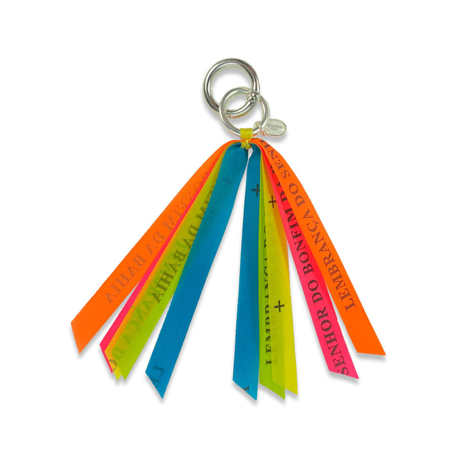 Escapulario Anhänger Neon aus Bonfimbändern als strahlend bunter Bagcharm für Handtaschen das perfekte auffällige Geschenk für modebewusste Damen.

