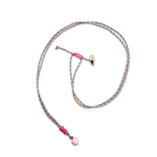 Escapulario String Halskette mit Keramikanhänger Pfirsich aus Keramik und Schnur als zart fruchtiges Sommer Accessoire für deinen Look.