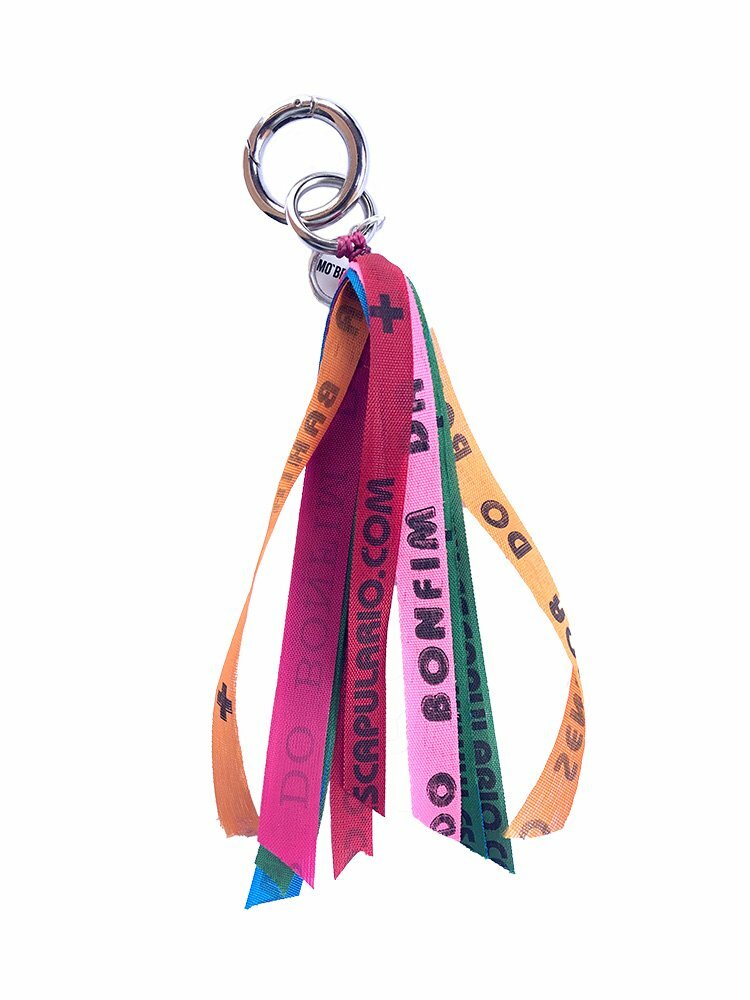 Escapulario Anhänger in Pink Rot aus Bonfimbändern als farbenfroher Glücksbringer Bagcharm für Taschen und Handtaschen für Frauen.