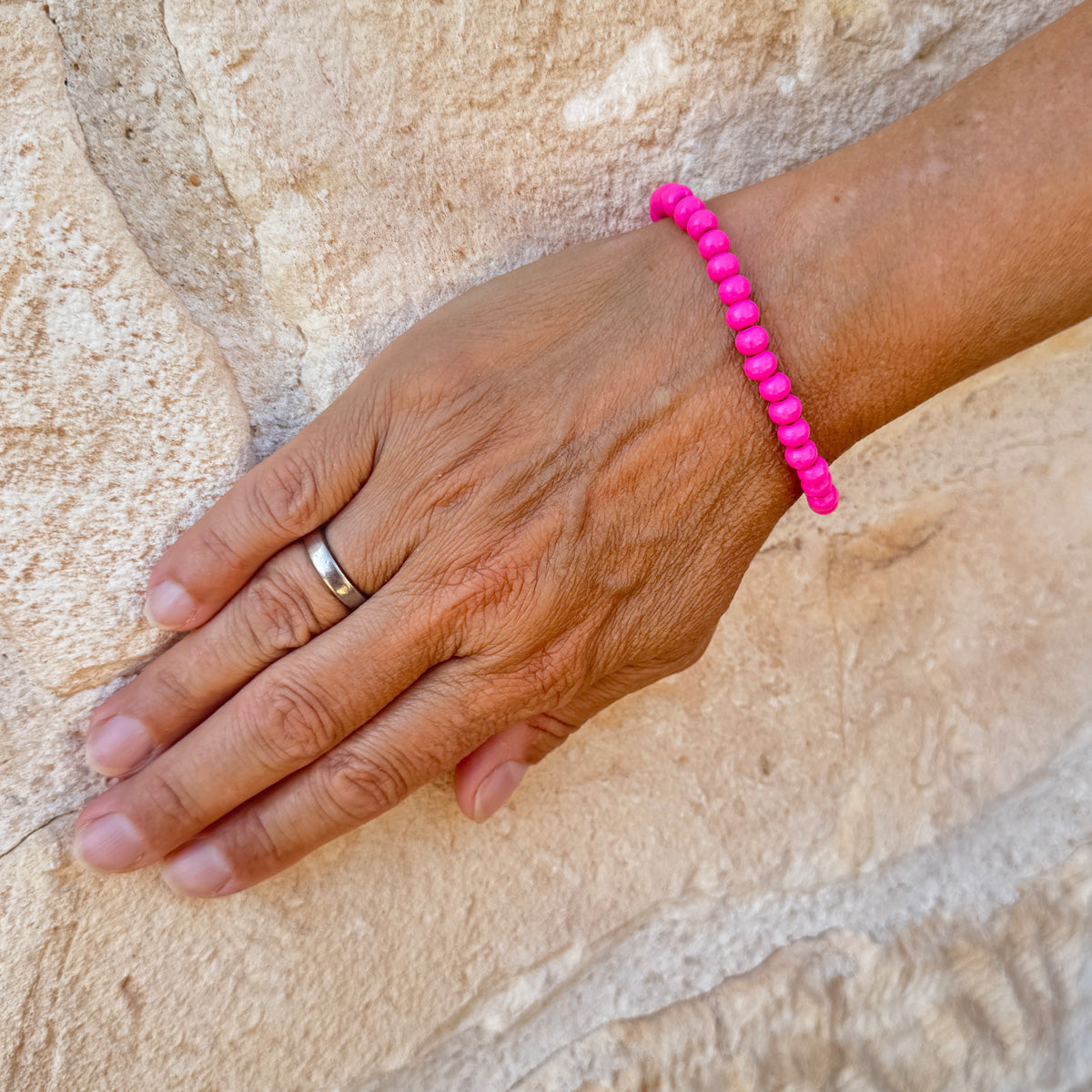 Escapulario Holzperlenarmband in Lipstick aus 6mm Holzperlen mit elastischem Band als auffälliges Statement Accessoire für Damen.