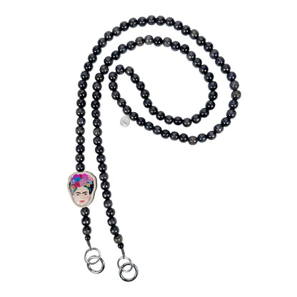 Escapulario Frida Kahlo Handykette in Grau mit dezenten Perlen, Frida-Anhänger und Karabinern als elegante Handy-Kette für Frauen.