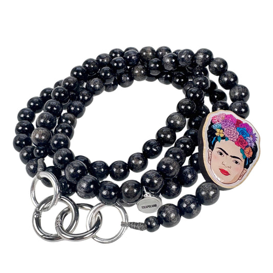 Escapulario Frida Kahlo Handykette in Grau mit dezenten Perlen, Frida-Anhänger und Karabinern als elegante Handy-Kette für Frauen.