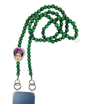 Escapulario Frida Kahlo Handykette in Grün mit Frida-Motiv, Perlenkette und Metallkarabinern als auffälliges Smartphone-Accessoire für Damen.