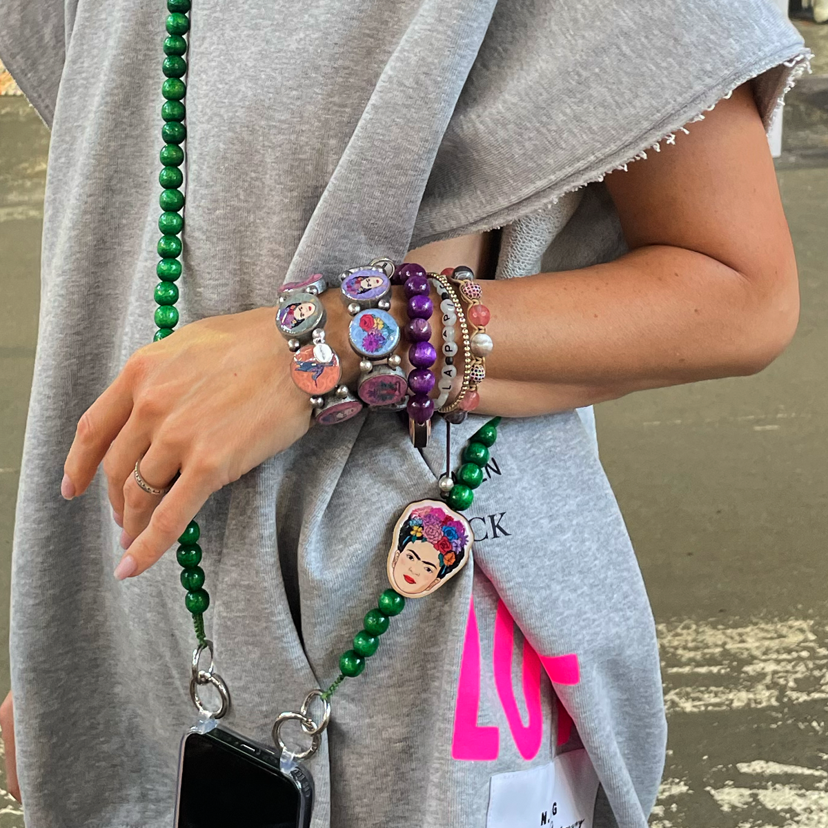 Escapulario Frida Kahlo Handykette in Grün mit Frida-Motiv, Perlenkette und Metallkarabinern als auffälliges Smartphone-Accessoire für Damen.