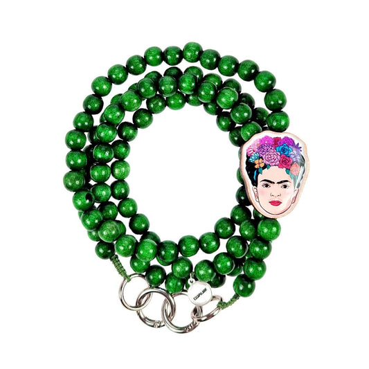 Escapulario Frida Kahlo Handykette in Grün mit Frida-Motiv, Perlenkette und Metallkarabinern als auffälliges Smartphone-Accessoire für Damen.