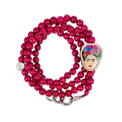 Escapulario Frida Kahlo Handykette in Pink mit Frida-Motiv, farbigen Perlen und Metallkarabinern als künstlerisches Smartphone-Accessoire für Frauen.
