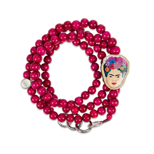 Escapulario Frida Kahlo Handykette in Pink mit Frida-Motiv, farbigen Perlen und Metallkarabinern als künstlerisches Smartphone-Accessoire für Frauen.